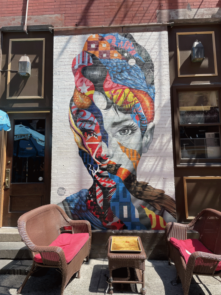 Murales a Little Italy di New York di Audrey Hepburn