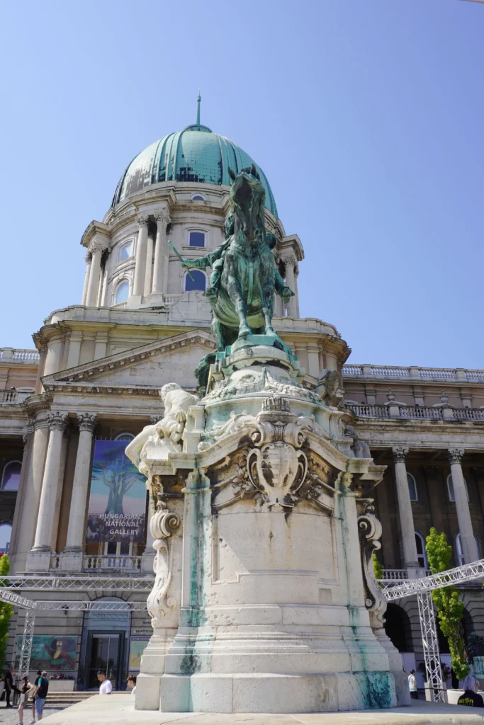 Cosa vedere a Budapest: Statua nel Castello di Budapest