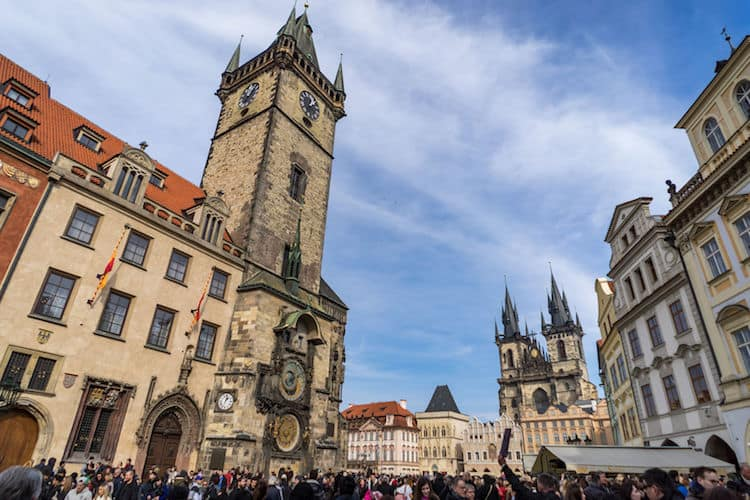 Orologio Astronomico di Praga con turisti in Piazza della Città Vecchia
