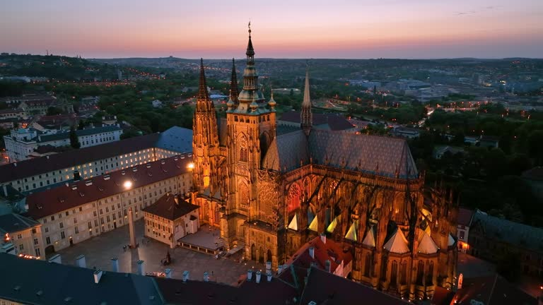 Cosa vedere a Praga in 3 giorni: Veduta aerea del Castello di Praga con la Cattedrale di San Vito al tramonto